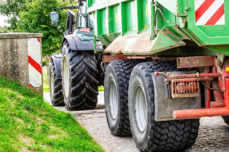 Trecker fährt durch die Stöpe