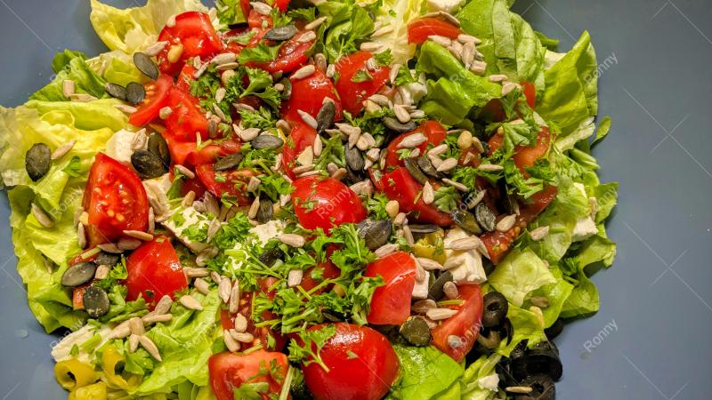 Gemischter Salat mit Peperoni und Oliven