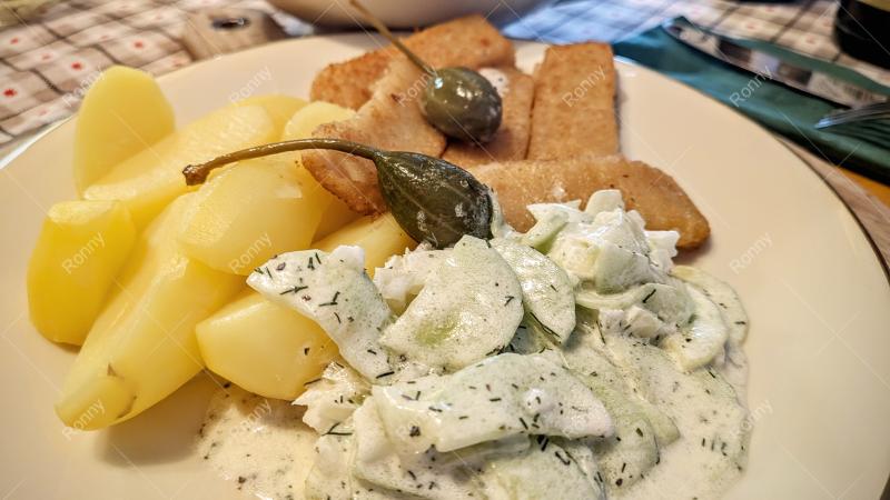 Kartoffeln mit Fischstäbchen und Gurkensalat