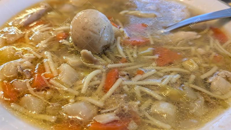 Markklos in der Hühnersuppe