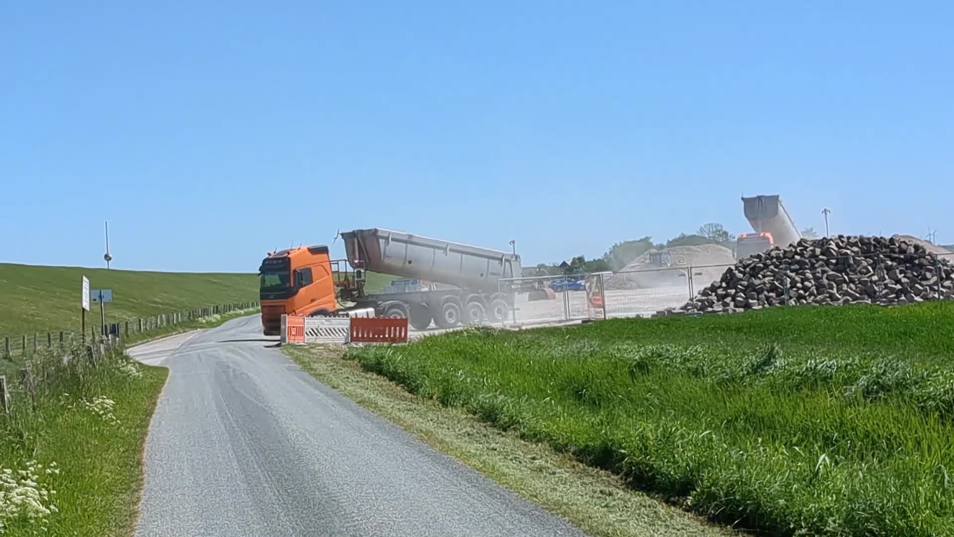 LKW Transport zum Deich