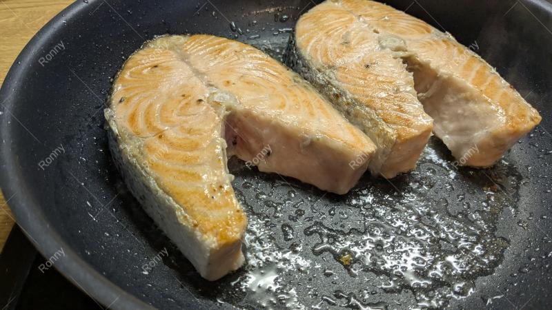 Lachs in der Pfanne